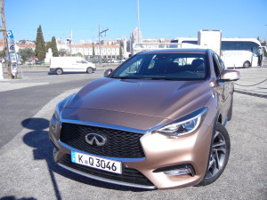 L'Infiniti Q30 durante il test drive a Valencia