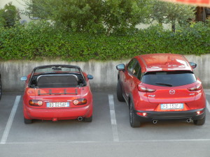 La CX-3 accanto all'intramontabile MX-5, prima serie